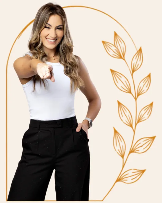 Carol Bessa apontando, sorrindo