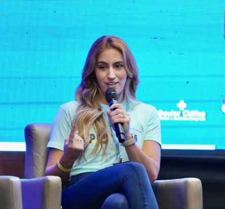 Carol palestrando em um evento