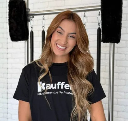 Carol com camiseta Kauffer no studio