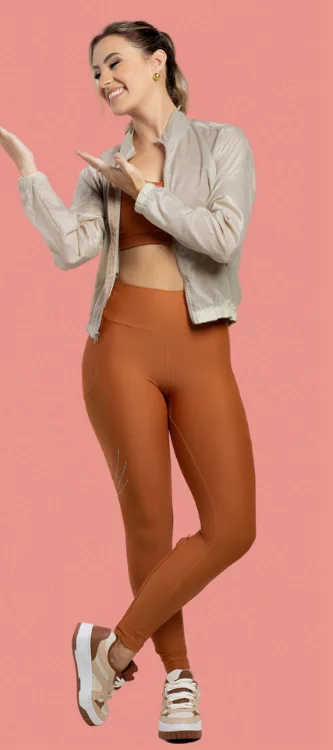 Carol Bessa apontando para a oferta