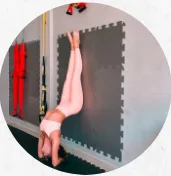 Exercício de Pilates na parede, pernas para cima